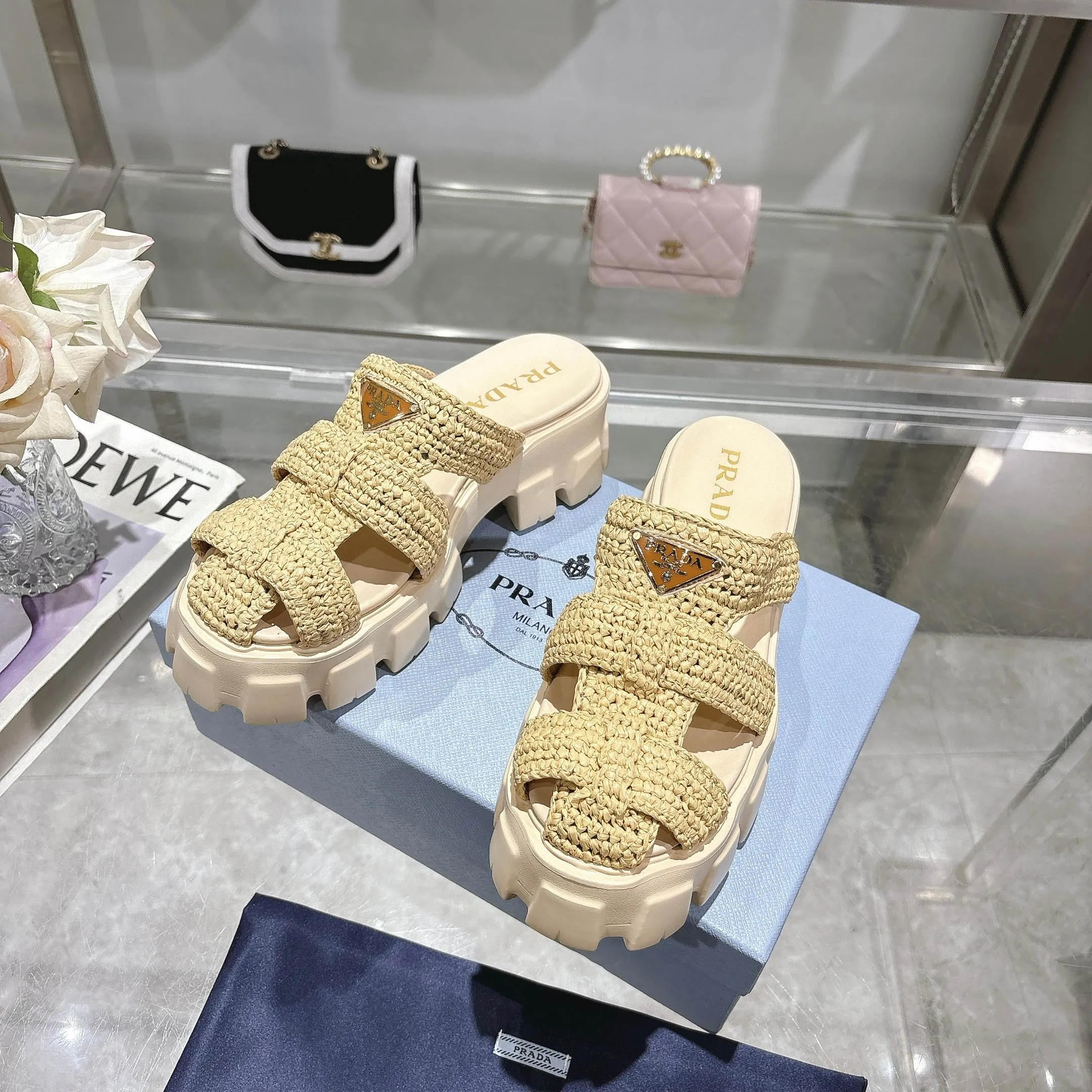 👟👟Ex-factory price 500👟👟 Original eco-friendly PP paper material, high version Prada Prada’s latest pig cage shoes, Roman woven thick-soled rubber slippers, the latest eco-friendly ♻️PP material, high price, fully handmade crochet, just like knitting sweaters, slow work and meticulous work, retro fashionable and avant-garde thick-soled soles with rubber uppers, retro wood grain to meet the various choices of fashionable people of different styles! The iconic metal triangle logo is paired with the shape of ancient beach sandals. Every design element is fashionable! Code number 35-41